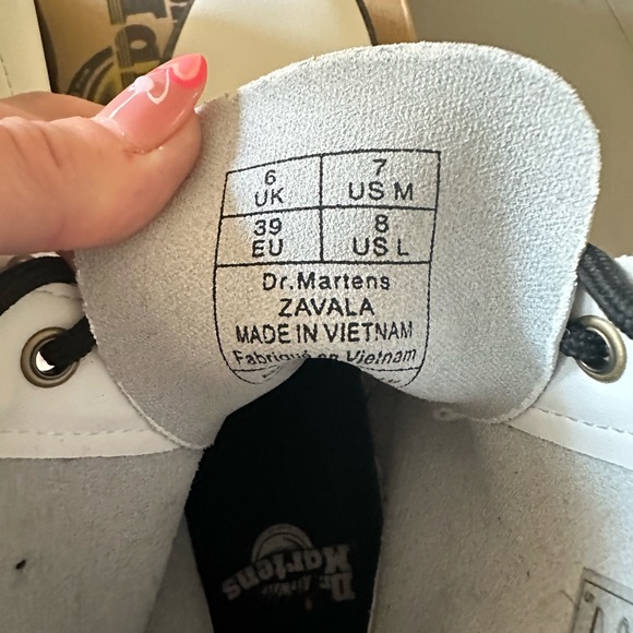 Like new Dr. Martens. Worn once. Zavala white size 8 - Picture 4 of 7